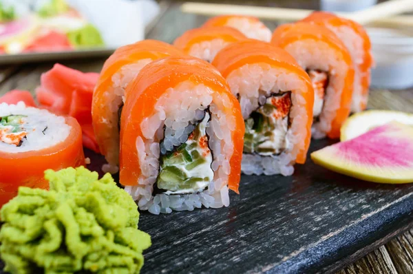 Philadelphia Rulla Sushi Med Lax Räkor Avokado Grädde Ost Serveras — Stockfoto