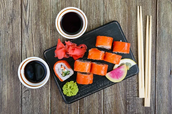 Philadelphia Rulla Sushi Med Lax Räkor Avokado Grädde Ost Serveras — Stockfoto