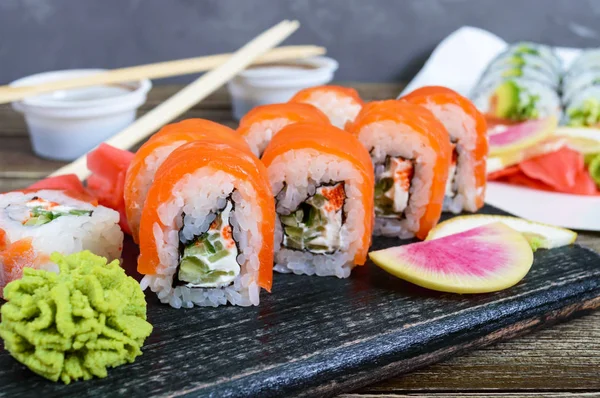 Olika Typer Sushi Serveras Trä Bakgrund Sushi Menyn Japansk Mat — Stockfoto