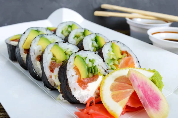 Sushi Rulle Med Lax Avokado Grädde Ost Purjolök Gurka Tobiko — Stockfoto