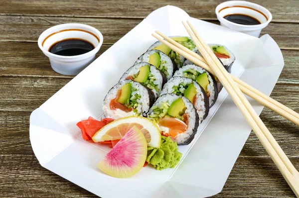 Sushi Rulle Med Lax Avokado Grädde Ost Purjolök Gurka Tobiko — Stockfoto