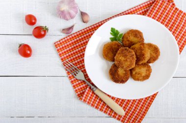 Beşamel sos. Ahşap arka plan üzerinde beyaz bir plaka üzerinde sulu et pirzola. Üstten Görünüm.