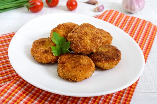 Schnitzels Sappig Vlees Schnitzels Een Witte Plaat Een Houten Achtergrond — Stockfoto