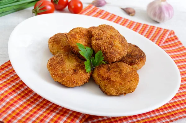 Schnitzels Sappig Vlees Schnitzels Een Witte Plaat Een Houten Achtergrond — Stockfoto