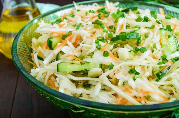 양배추 채소와 샐러드 테이블에 신선한 야채와 달콤한 샐러드 — 스톡 사진