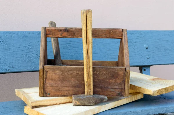 老式工具箱的工具 旧木箱用建筑工具 木板修理在一个木凳上 木匠工具箱 旧的工作工具 — 图库照片