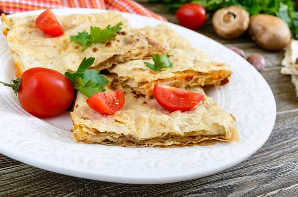 Torte Auflauf Mit Pilzen Quark Und Käse Auf Einem Weißen — Stockfoto