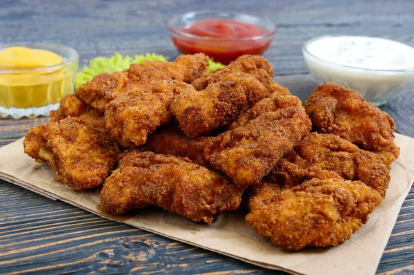 Chicken Nuggets Frittiertes Knuspriges Fleisch Auf Papier Mit Verschiedenen Soßen — Stockfoto