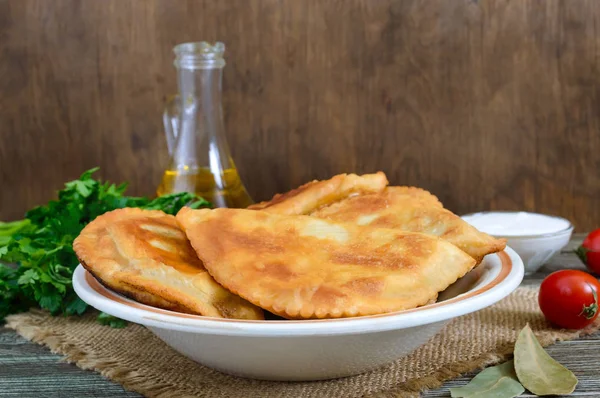 Saftige Goldene Chebureks Auf Einem Holztisch Traditionelles Türkisch Mongolisches Gericht — Stockfoto