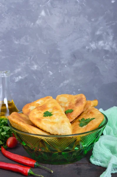 Saftige Goldene Chebureks Auf Einem Holztisch Traditionelles Türkisch Mongolisches Gericht — Stockfoto