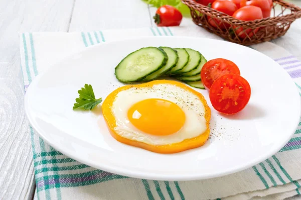 Stekt Ägg Cirkel Med Paprika Vit Platta Med Färska Grönsaker — Stockfoto