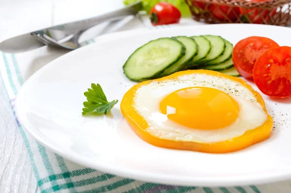 煎蛋在一圈甜胡椒在白色盘子与新鲜的蔬菜在白色木质背景 美味的健康早餐 适当的营养 — 图库照片