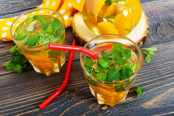 Bebidas Frias Verão Bebida Refrescante Deliciosa Com Damasco Casa Moeda — Fotografia de Stock