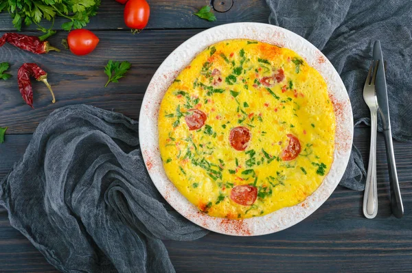 Frittata Italiaanse Omelet Met Kaas Groenen Tomaten Een Witte Plaat — Stockfoto