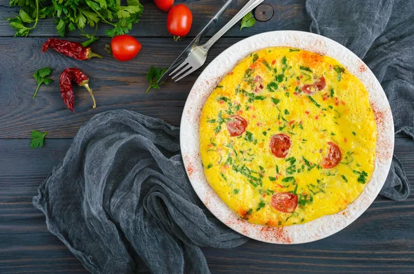 Frittata Italiaanse Omelet Met Kaas Groenen Tomaten Een Witte Plaat — Stockfoto