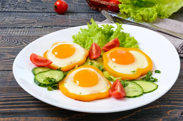 Huevo Frito Círculo Pimiento Dulce Plato Blanco Con Verduras Frescas — Foto de Stock