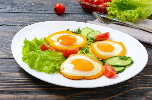 Huevo Frito Círculo Pimiento Dulce Plato Blanco Con Verduras Frescas — Foto de Stock