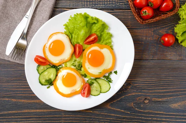 煎蛋在一圈甜胡椒在白色盘子与新鲜的蔬菜在木背景 美味的健康早餐 适当的营养 — 图库照片