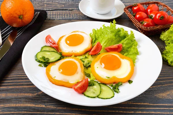煎蛋在一圈甜胡椒在白色盘子与新鲜的蔬菜在木背景 美味的健康早餐 适当的营养 — 图库照片