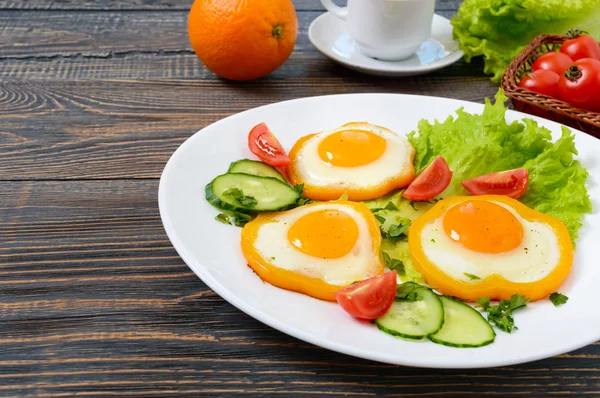 Stekt Ägg Cirkel Med Paprika Vit Platta Med Färska Grönsaker — Stockfoto