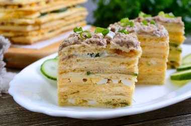 Yumurtalı, peynirli, yeşil soğanlı, konserve balıklı, beyaz tabakta mayonezli, ahşap bir masada. Kutlama aperatifi. Yakın plan..