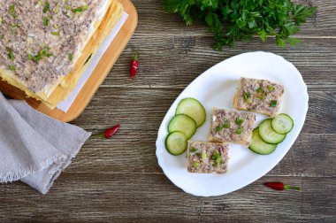 Yumurtalı, peynirli, yeşil soğanlı, konserve balıklı, beyaz tabakta mayonezli, ahşap bir masada. Kutlama aperatifi. Üst görünüm.