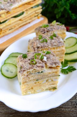 Yumurtalı, peynirli, yeşil soğanlı, konserve balıklı, beyaz tabakta mayonezli, ahşap bir masada. Kutlama aperatifi.