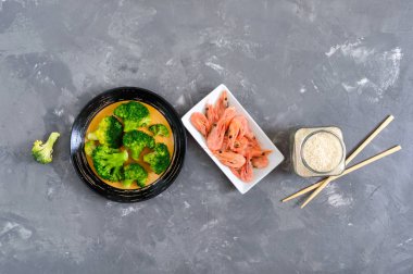 Kaynamış brokoli, karides, çimento kaplı pirinç. Sağlıklı beslenme konsepti. Spor diyeti. Düzgün beslenme için bir takım malzemeler. Sağlıklı bir yaşam tarzı. Uzayı kopyala Üst görünüm.