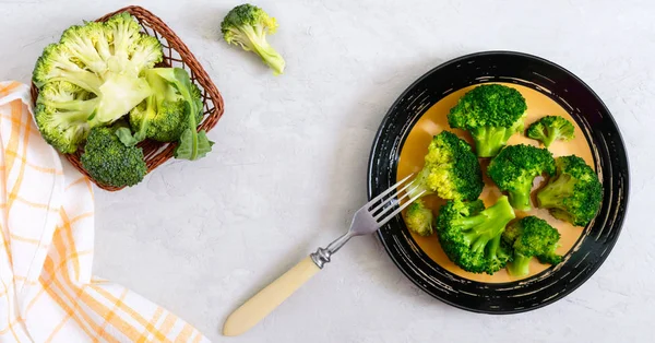 Uvařená Brokolice Talíři Světlém Pozadí Zdravý Stravovací Koncept Sportovní Dieta — Stock fotografie