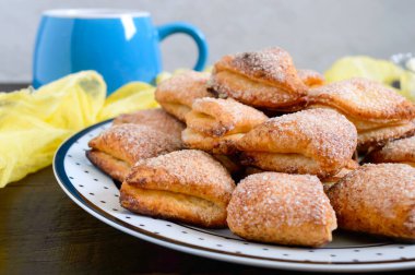 Tabaktaki lezzetli peynirli kurabiyeler. Kaz ayağı kurabiyeleri. Kahvaltı için ev yapımı kekler..