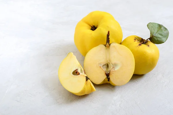 Ripe Quince Light Background Whole Sliced Fruits — Stock Photo, Image