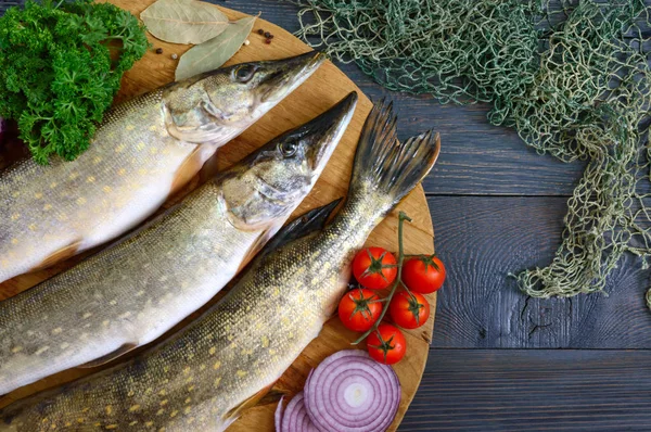 Grote Rauwe Snoeken Met Groenten Kruiden Een Houten Dienblad Verse — Stockfoto