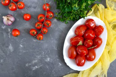 Beyaz tabakta biberli ve sarımsaklı baharatlı domates. Ev yapımı konserve. Sebze turşusu. Düz yatış, üst görünüm.