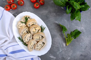 Fırında hindi rulosu ve ıspanak, tabakta mozzarella. Sağlıklı, lezzetli bir öğle yemeği. Yılbaşı ve Noel mezeleri. Üst manzara. Düz yatıyordu.
