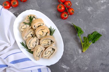 Fırında hindi rulosu ve ıspanak, tabakta mozzarella. Sağlıklı, lezzetli bir öğle yemeği. Yılbaşı ve Noel mezeleri. Üst manzara. Düz yatıyordu.