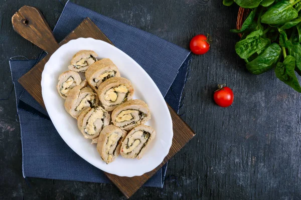 Bakade Kalkonrullar Med Spenat Mozzarella Tallriken Hälsosam God Lunch Nyår — Stockfoto