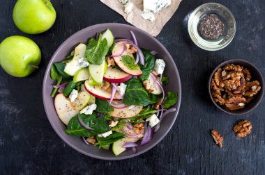 Ispanaklı, elmalı, kırmızı soğanlı, mavi peynirli, fındıklı lezzetli diyet fitness salatası. Düzgün beslenme. Üst görünüm.