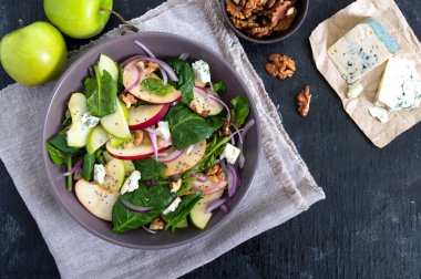 Ispanaklı, elmalı, kırmızı soğanlı, mavi peynirli, fındıklı lezzetli diyet fitness salatası. Düzgün beslenme. Üst görünüm.