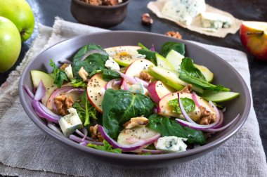 Ispanaklı, elmalı, kırmızı soğanlı, mavi peynirli, fındıklı lezzetli diyet fitness salatası. Uygun beslenme.