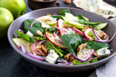 Ispanaklı, elmalı, kırmızı soğanlı, mavi peynirli, fındıklı lezzetli diyet fitness salatası. Uygun beslenme.