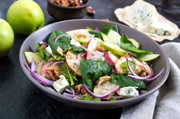 Ispanaklı, elmalı, kırmızı soğanlı, mavi peynirli, fındıklı lezzetli diyet fitness salatası. Uygun beslenme.