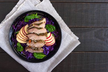 Fırında hindi göğsü, kırmızı lahana salatası, ıspanak, elma. Faydalı bir öğle yemeği. Beslenme yemeği. Düzgün beslenme. Üst görünüm.