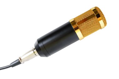 Beyaz arka planda izole edilmiş altın mikrofon. Müzikal tema. Daha yoğun bir mikrofon. Kapat.