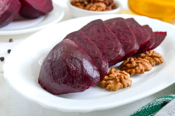 Slices of boiled beets on a white plate. Source of energy. Dieta — 스톡 사진