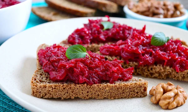 Caviar Beterraba Lanche Vegetal Simples Saboroso Saudável Pão Centeio Fatiado — Fotografia de Stock