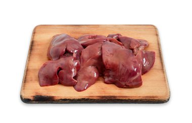 Kesme tahtasındaki çiğ tavuk ciğeri beyaz arka planda izole edilmiş. Offal. Pişirmeye hazır. Tabaklar karaciğerden..