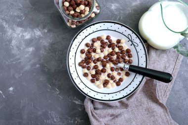 Tam tahıllı çikolata, süt topları ve süt. Sağlıklı kahvaltı. Bebek kahvaltısı. Bebek maması. Dengeli diyet. Üst görünüm