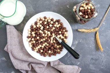 Tam tahıllı çikolata, süt topları ve süt. Sağlıklı kahvaltı. Bebek kahvaltısı. Bebek maması. Dengeli diyet. Üst görünüm