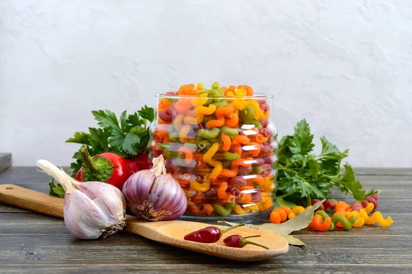 Pâtes Crues Cavatappi Colorées Dans Bocal Verre Légumes Frais Légumes — Photo