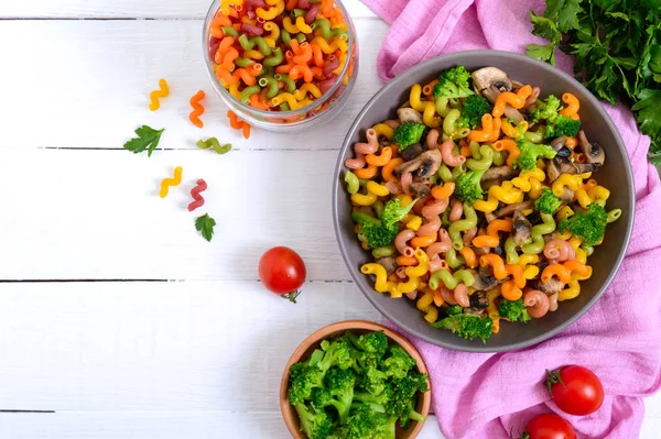 Pâtes Colorées Cavatappi Avec Brocoli Champignons Sur Fond Bois Blanc — Photo